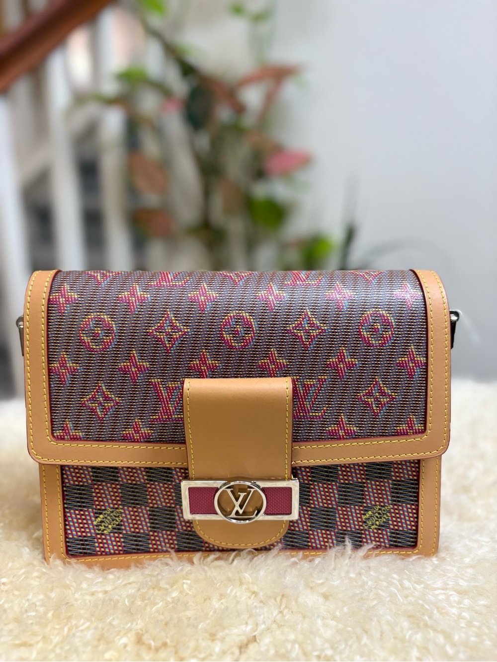 Louis Vuitton Dauphine
Damier Monogram LV Pop MM Pink. **Like NEW condition